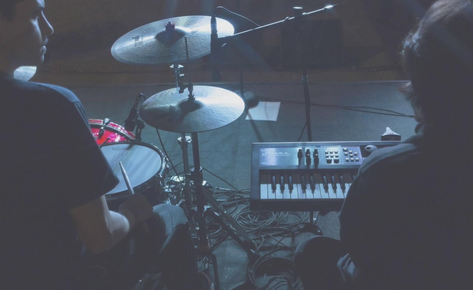 Sesión colaborativa entre músicos y equipo lymavirestoq